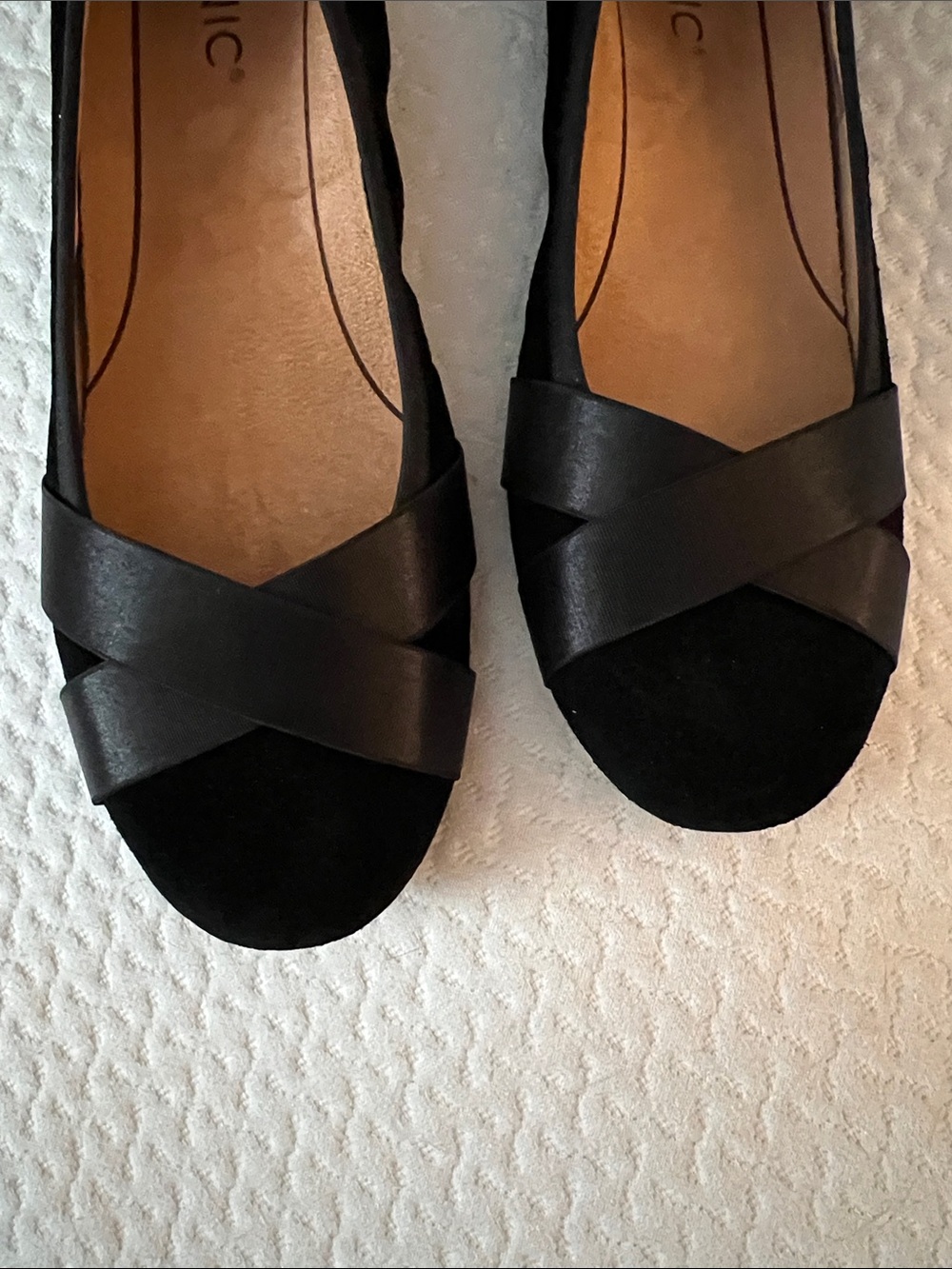 Vionic Black Cross-Strap flat - Picture 4 of 7